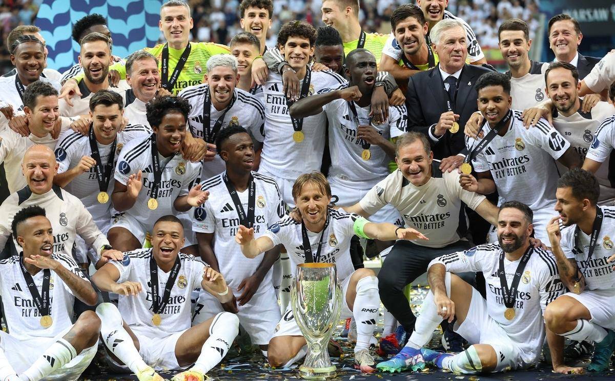 开云体育官网-关键时刻欧超杯焦点战；巴黎圣日耳曼官宣签约；话题不断；临场指挥获称赞-开云体育官网